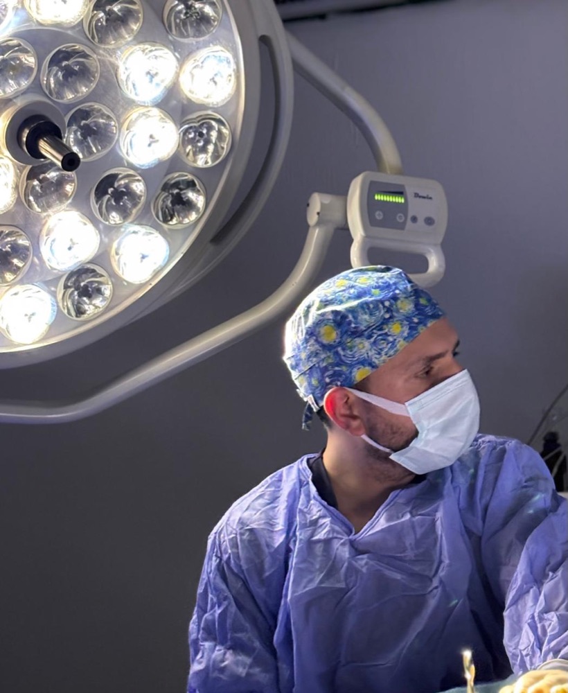 د. عبدالله أبو المجد في غرفة العمليات